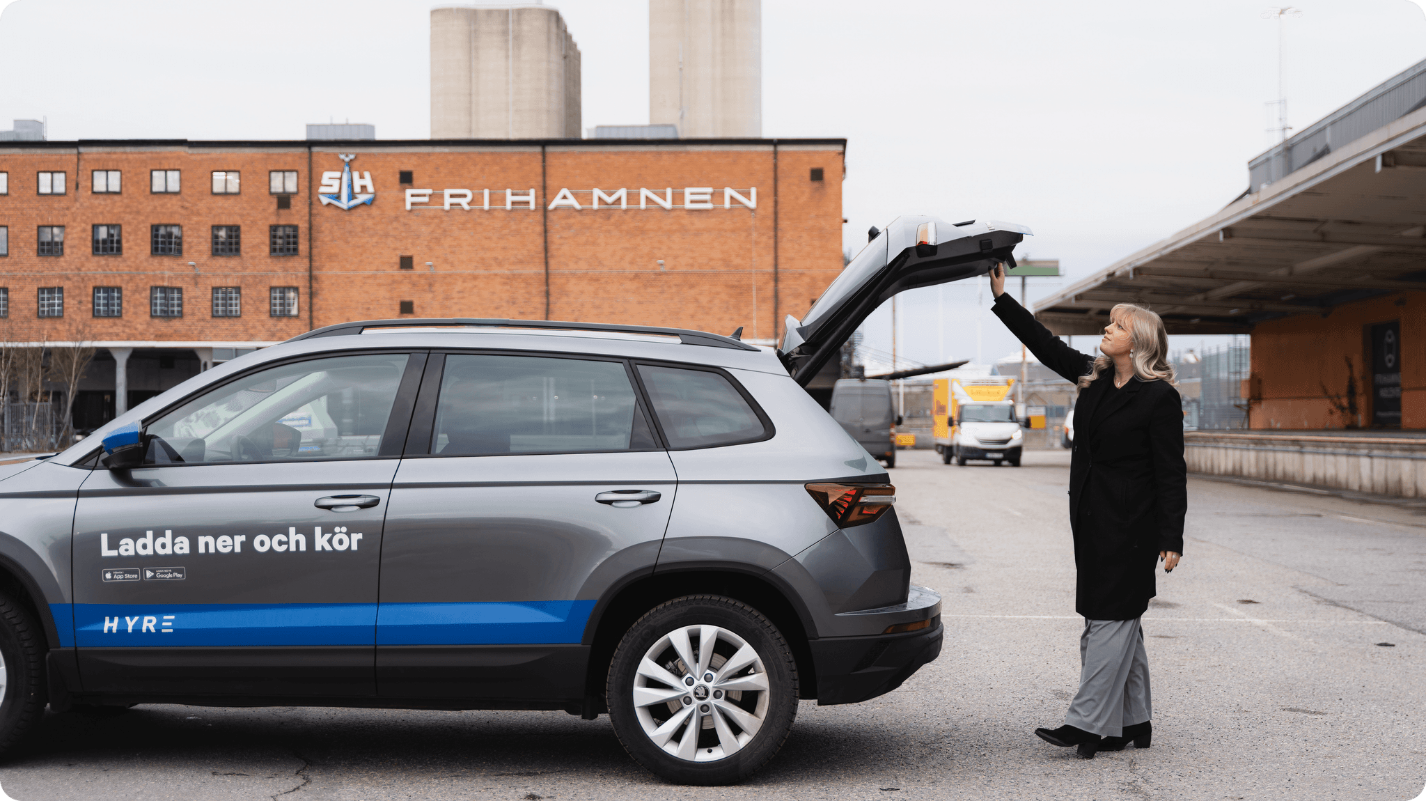 “I min rolle som produktionsleder er logistik ofte det, der giver mest hovedpine. Hyre har været en vigtig partner lige siden vi indledte vores samarbejde,” fortæller Emelie.